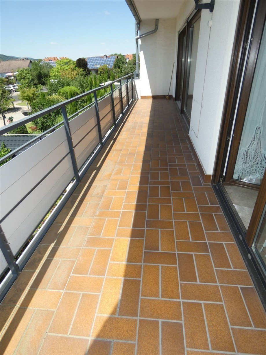 Rundum gro�fl�chige Balkone Mehrfamilienhaus Deidesheim