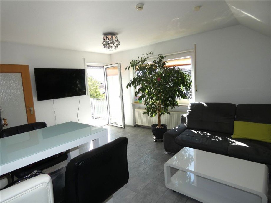 Wohn-Esszimmer mit Zugang zur Logia Dachgeschosswohnung Meckenheim