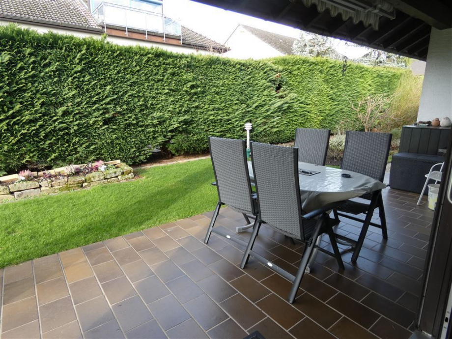 �berdachte Terrasse mit Markise Einfamilienhaus Neustadt