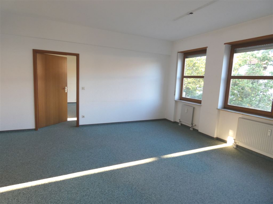 Gro�e Zimmer mit Verbindungst�ren Ostseite Etagenwohnung Deidesheim