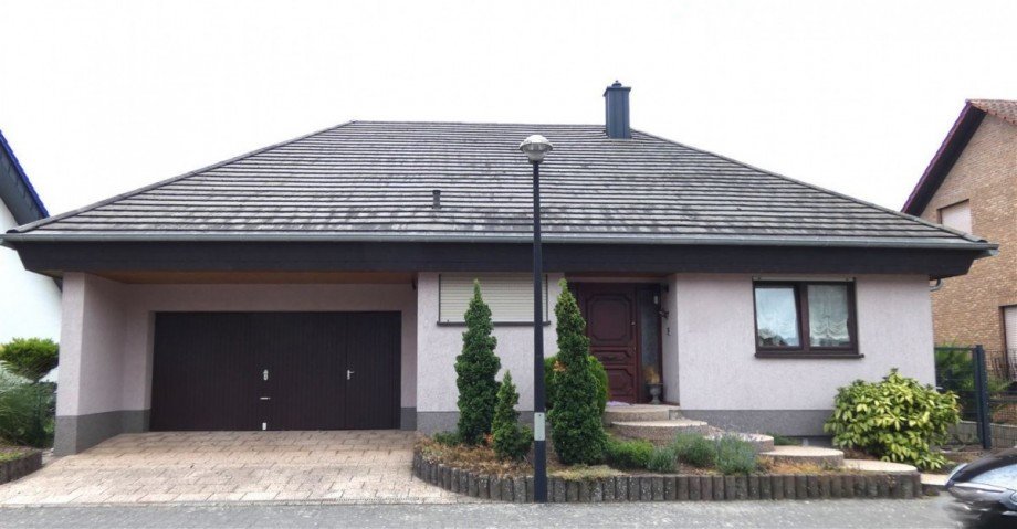 Walmdach-Bungalow Stra�enansicht Bungalow Otterstadt