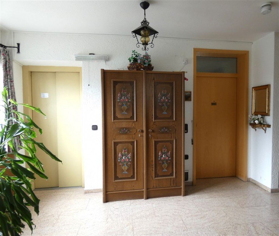 Treppenhaus mit Aufzug zur Wohnungst�r Etagenwohnung Maikammer