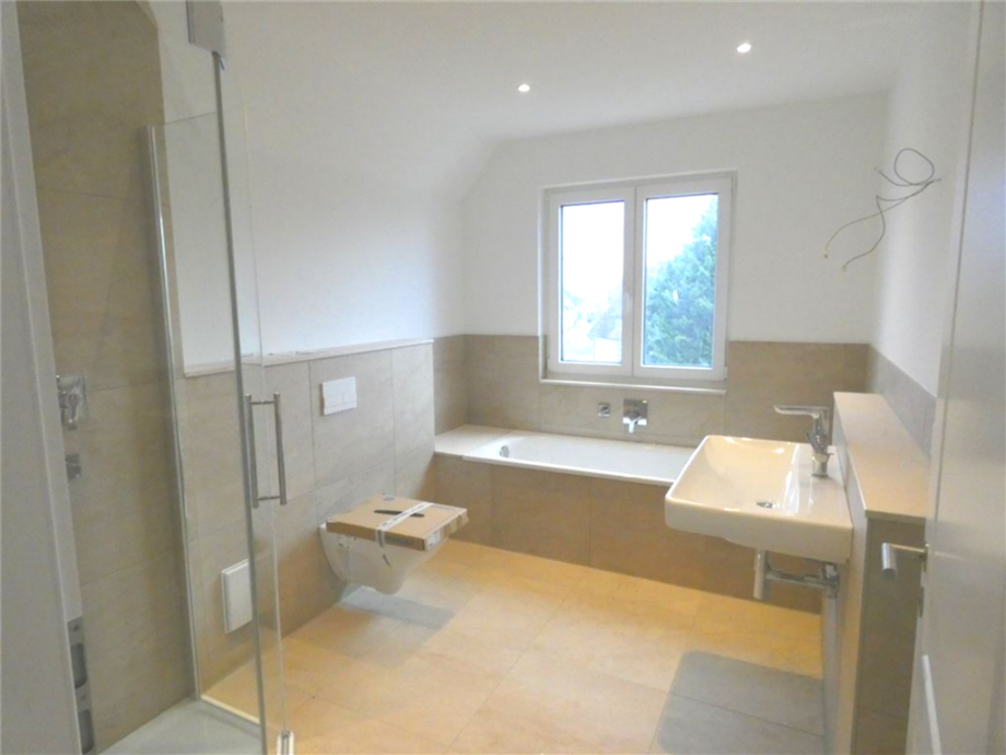 Tageslicht-Vollbadezimmer Etagenwohnung Ha�loch , Pfalz