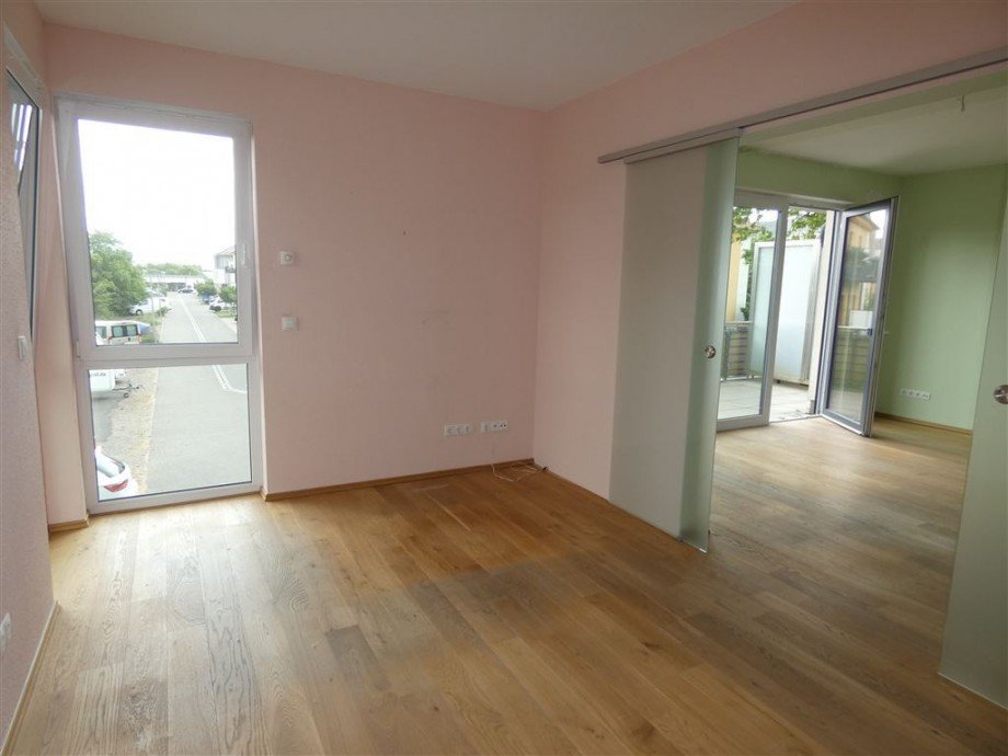 Schlafzimmer mit Blick zum Wohnbereich Etagenwohnung Neustadt