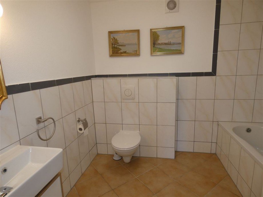 Gepflegtes Wannenbadezimmer EG Einfamilienhaus Kallstadt , Pfalz
