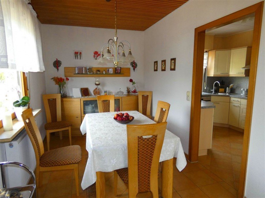 Esszimmer mit Durchgang zur Einbauk�che Einfamilienhaus Deidesheim
