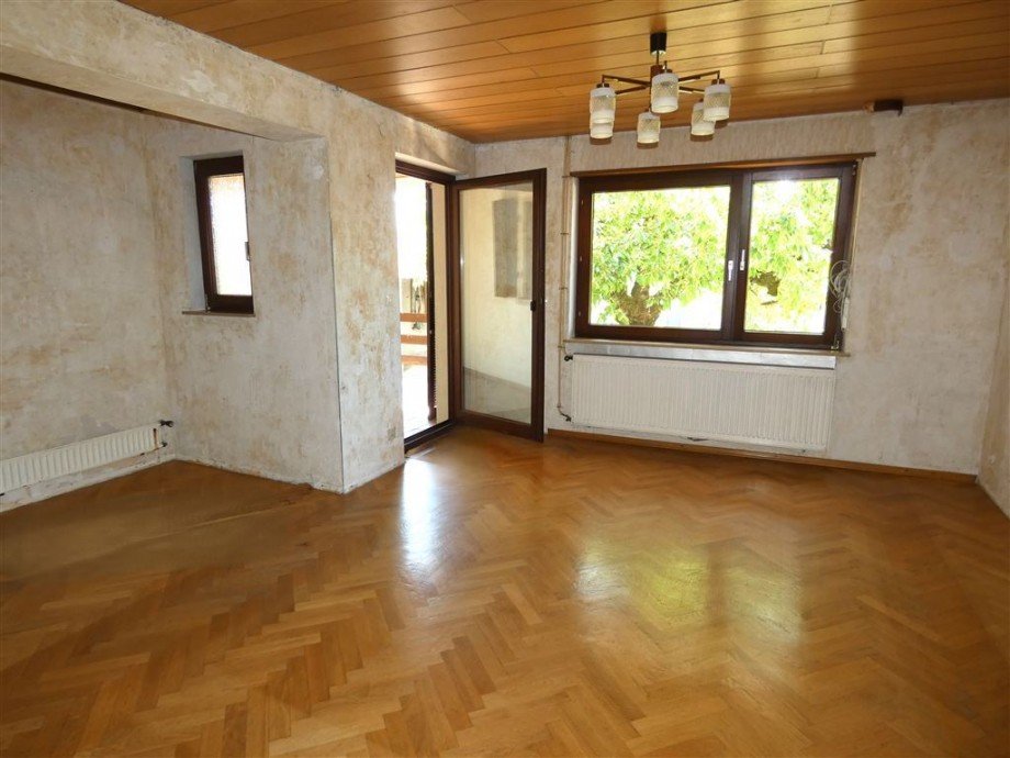 Wohnzimmer mit Zugang zur �berdachten Terrasse Einfamilienhaus Deidesheim