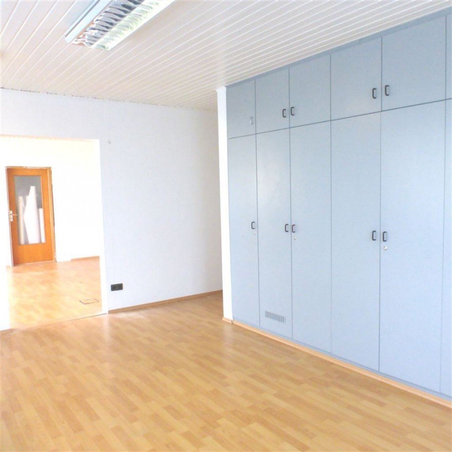 B�ro mit Einbauschr�nken Halle / Lager / Produktion Neustadt
