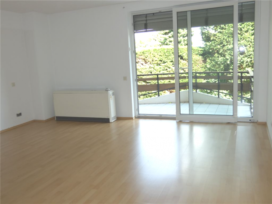 gro�z�giges Wohn-/Esszimmer Terrassenwohnung Neustadt