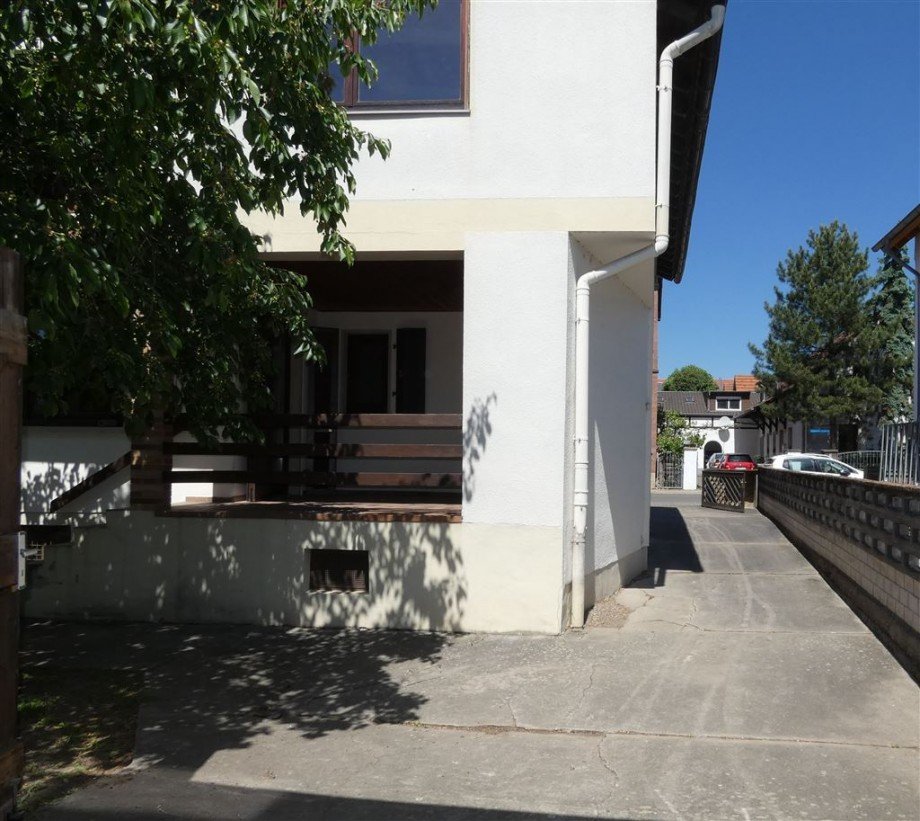 Blick Hofeinfahrt Einfamilienhaus Deidesheim