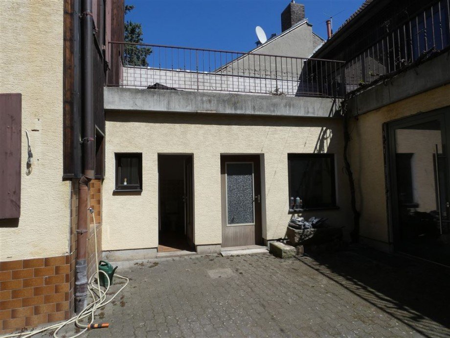 Querbau mit Nutzr�umen-Sanit�r Mehrfamilienhaus Deidesheim