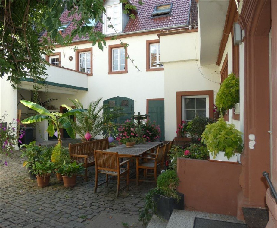 Gotischer, mediterraner Innenhof Renditeobjekt Maikammer