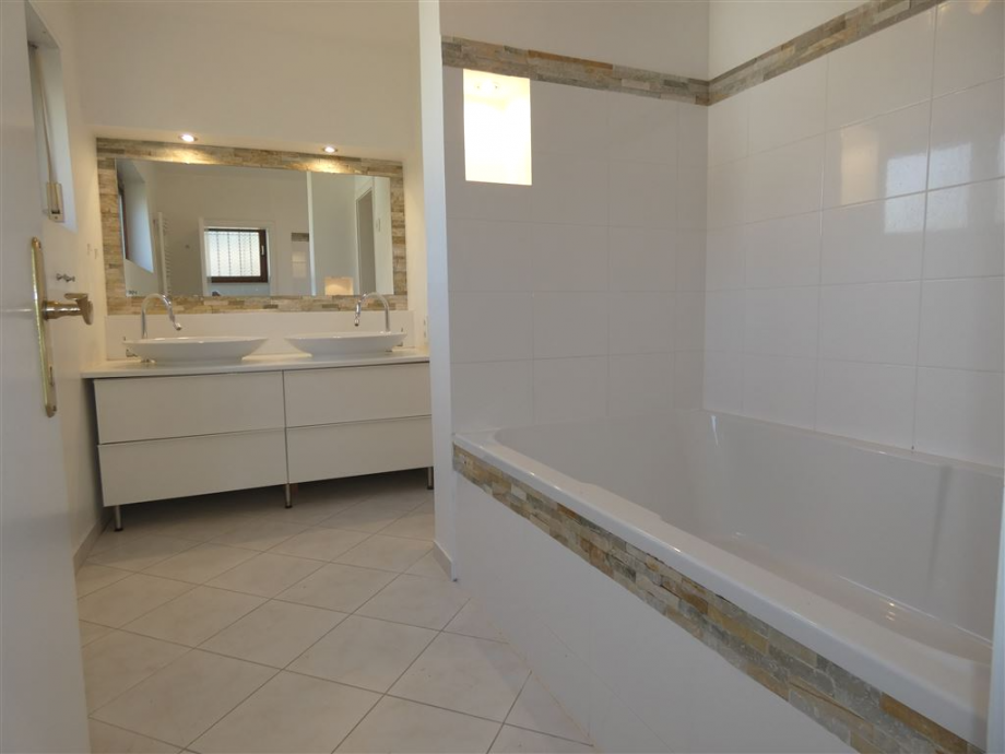 TG-Badezimmer mit Gro�raumwanne Einfamilienhaus Neustadt