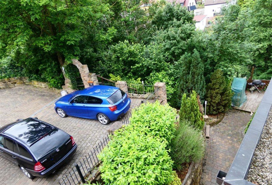 Blick auf die Parkpl�tze Mehrfamilienhaus Lindenberg , Pfalz
