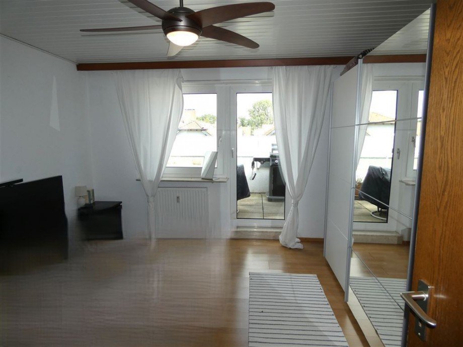 Schlafzimmer mit Zugang zur Dachloggia Dachgeschosswohnung Deidesheim