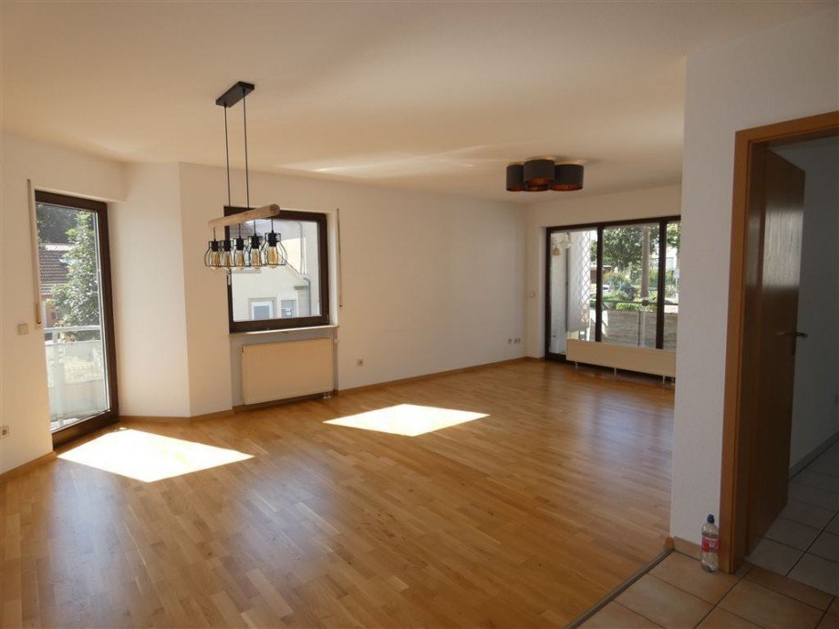 Wohn-, Essbereich mit Balkon Etagenwohnung Gr�nstadt