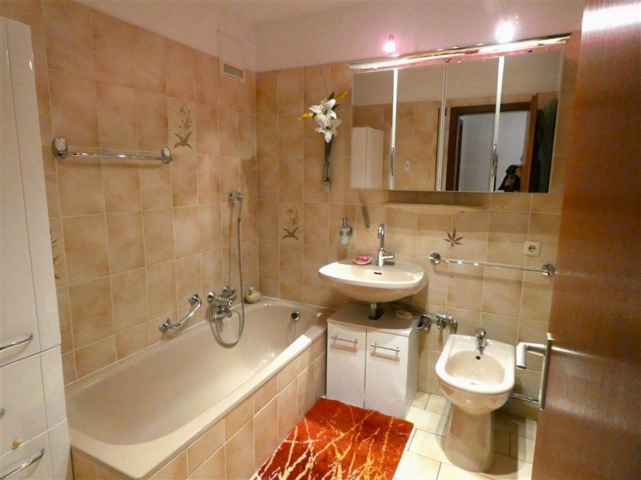 Badezimmer mit Wanne und begehbarer Dusche Etagenwohnung Neustadt