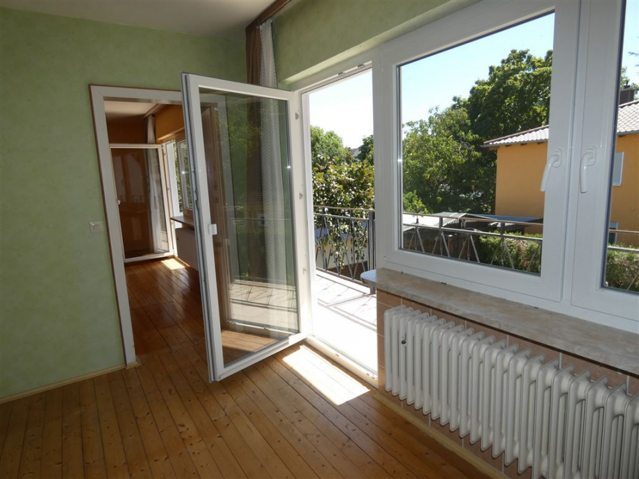 Schlafzimmer mit Balkonzugang Einfamilienhaus Deidesheim