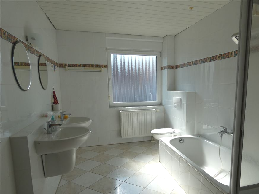 TG-Badezimmer mit Wanne und Dusche Doppelhaush�lfte Schifferstadt