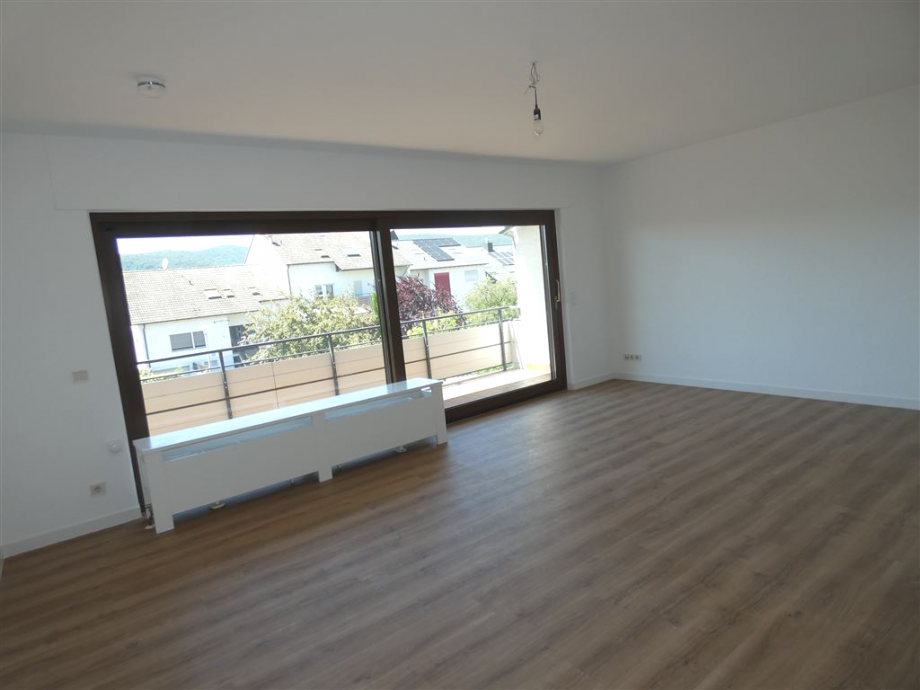Wohnzimmer mit Balkonzugang Mehrfamilienhaus Deidesheim