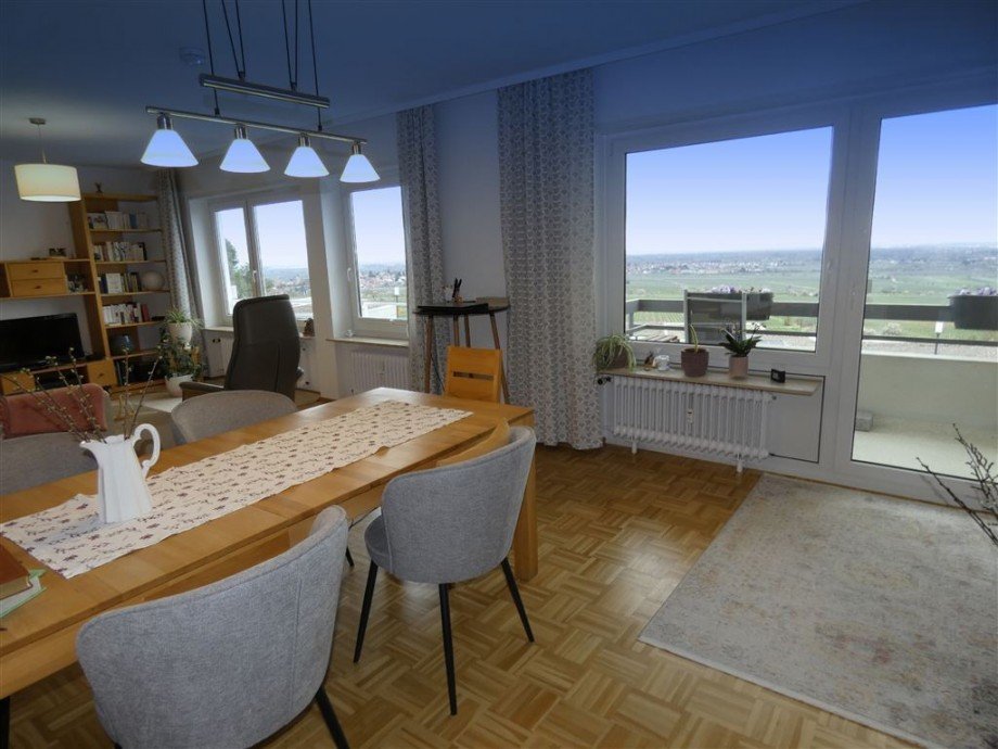 Wohn-Esszimmer mit Weitblick Etagenwohnung Neustadt