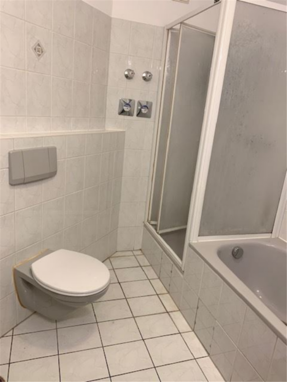 Dusche und Wannenbadezimmer Etagenwohnung Frankfurt