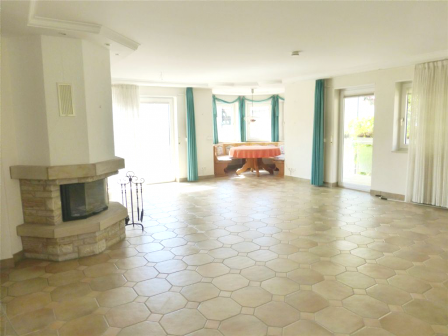 Wohn-Esszimmer mit Kamin und Balkon Etagenwohnung Neustadt