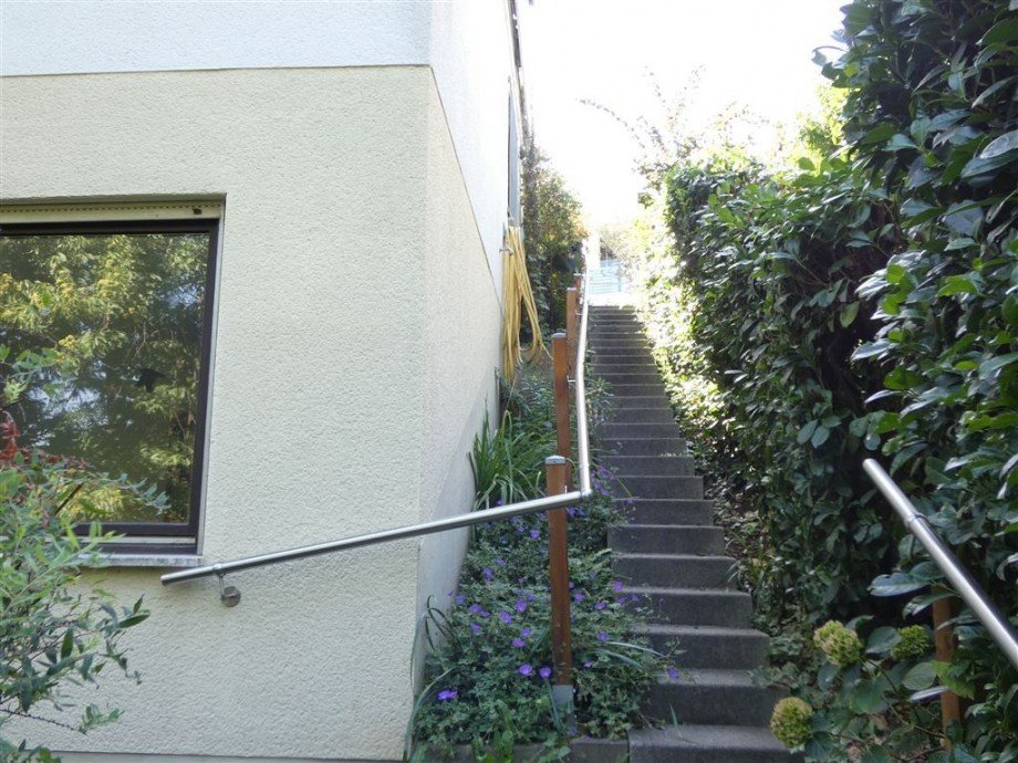 Zugang zur Anwohnerstra�e Zweifamilienhaus Neustadt