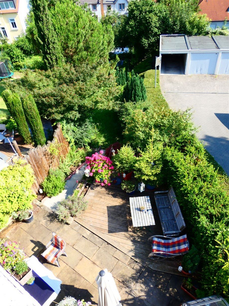 Blick vom Balkon Schlafzimmer auf Terrasse-Garten. Reihenendhaus Neustadt