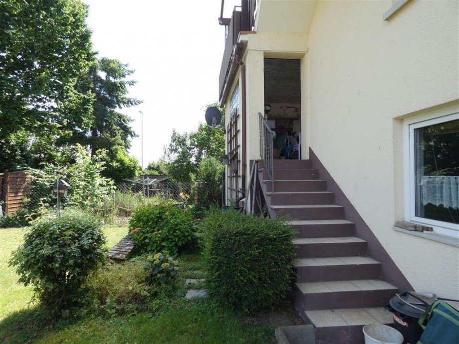 Zugang zur Garage Mehrfamilienhaus Neustadt